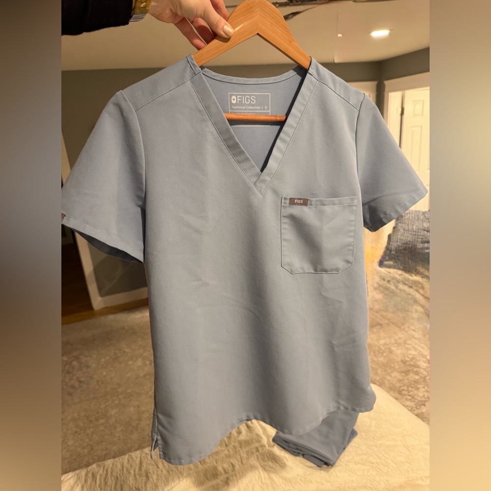 GREAT CONDITION FIGS SET S DUSTY BLUE TOP AND M JOGGER